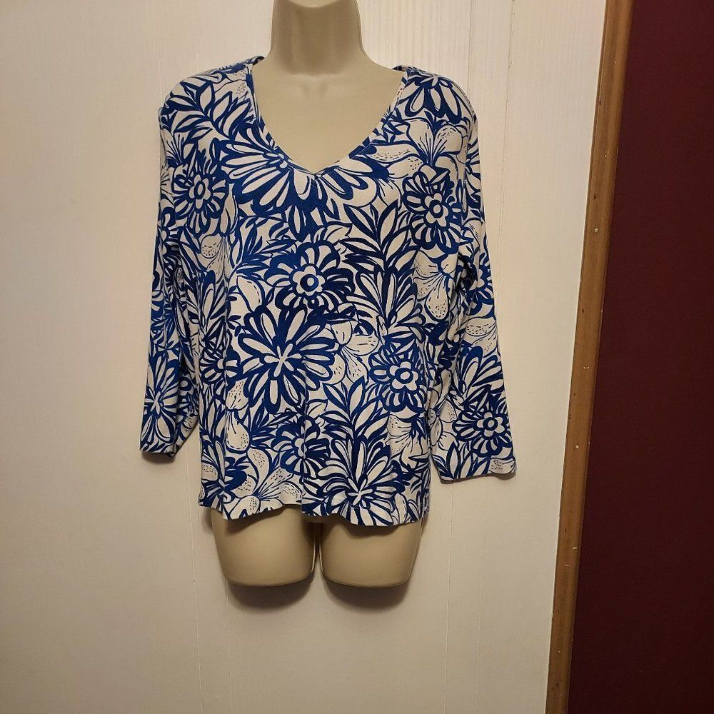 Chico's  size 2 med/large  pit to pit 20 inches length 23 EX COND